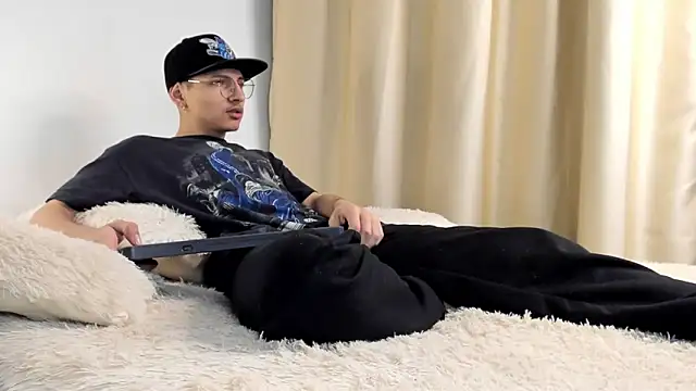 a lejandro 0 8 online show from 12/04/24, 04:10