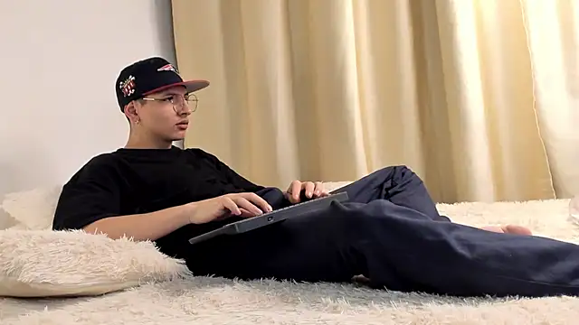 a lejandro 0 8 online show from 12/05/24, 04:42