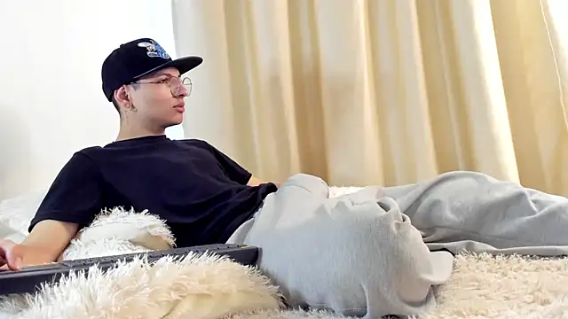 a lejandro 0 8 online show from 12/07/24, 11:40