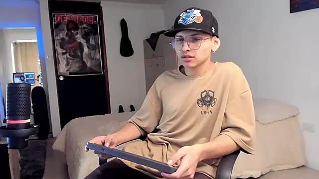 a lejandro 0 8 online show from 12/08/24, 04:07