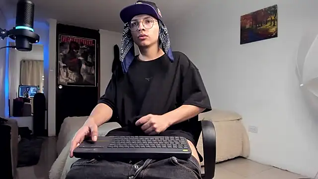 a lejandro 0 8 online show from 12/12/24, 04:15