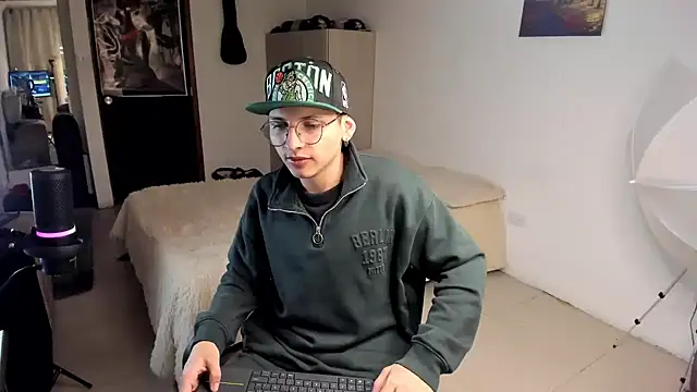 a lejandro 0 8 online show from 12/14/24, 01:06