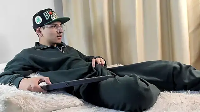 a lejandro 0 8 online show from 12/14/24, 04:12