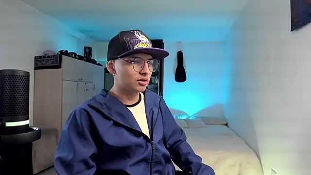 a lejandro 0 8 online show from 12/15/24, 06:26