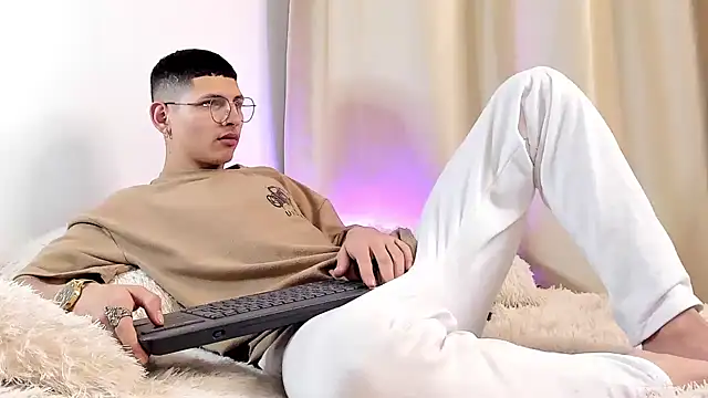 a lejandro 0 8 online show from 12/17/24, 04:01