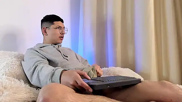 a lejandro 0 8 online show from 01/27/25, 04:20