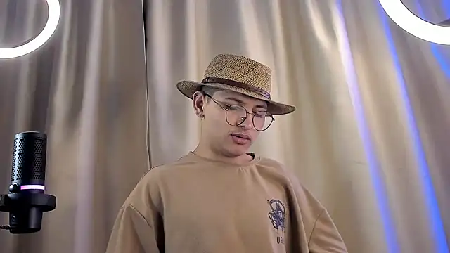 a lejandro 0 8 online show from 02/04/25, 07:07