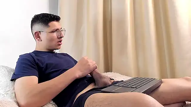 a lejandro 0 8 online show from 02/07/25, 10:19