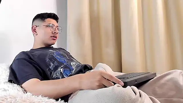 a lejandro 0 8 online show from 02/08/25, 06:33