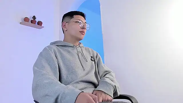 a lejandro 0 8 online show from 02/26/25, 02:59