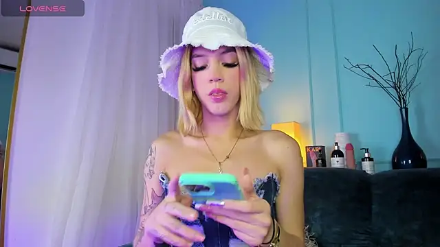Snapshot of Courtney_gonet chatting on 01/17/25, 03:23 Courtney gonet online show from 01/17/25, 03:23