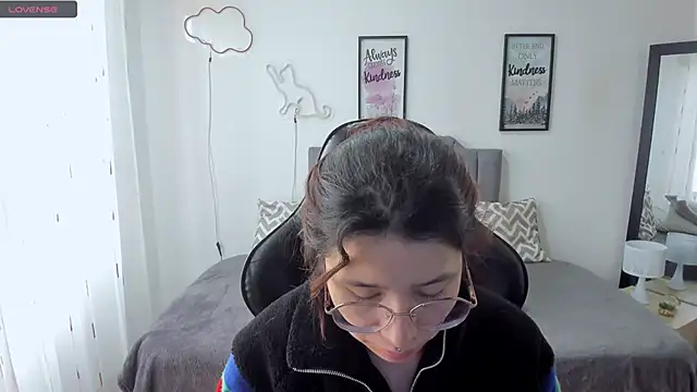 Snapshot of Amy_joones chatting on 10/22/25, 12:27 Amy joones online show from 10/22/25, 12:27