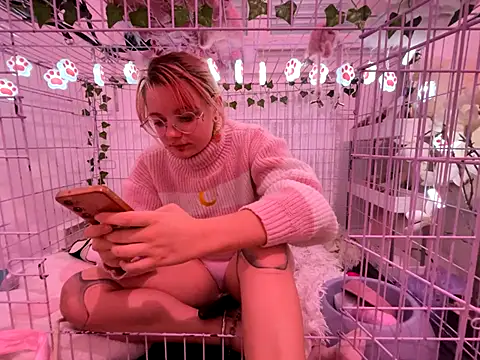 Snapshot of LaskaLeRoomba chatting on 09/28/25, 05:18 LaskaLeRoomba online show from 09/28/25, 05:18