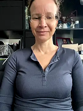 AnnikaRose online show from 10/24/25, 07:05