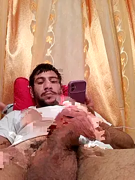 Snapshot of emea4 chatting on 12/21/25, 12:18 emea4 online show from 12/21/25, 12:18