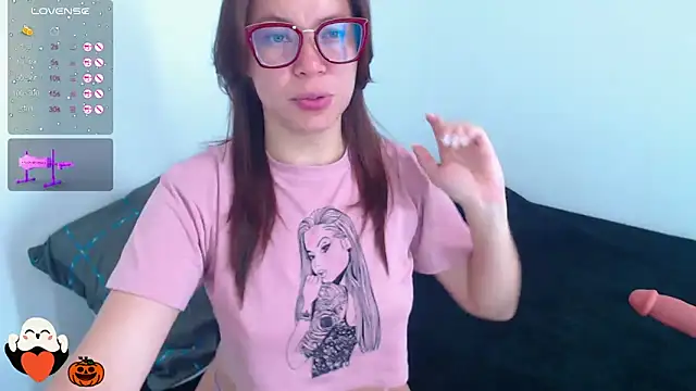 Snapshot of SharonR1 chatting on 10/05/25, 09:13 SharonR1 online show from 10/05/25, 09:13