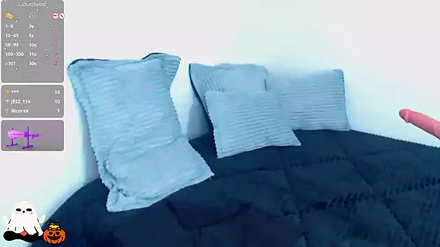 Snapshot of SharonR1 chatting on 10/20/25, 03:07 SharonR1 online show from 10/20/25, 03:07