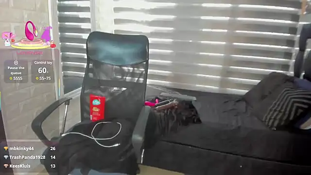 Snapshot of charlotte__G chatting on 03/11/25, 12:28 charlotte G online show from 03/11/25, 12:28