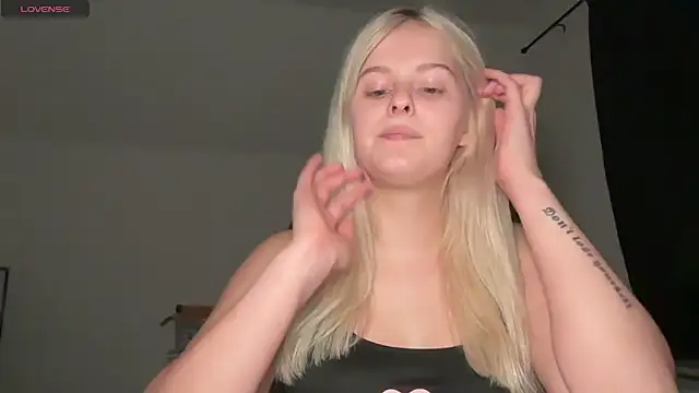 Snapshot of Allylove03 chatting on 09/11/25, 05:57 Allylove03 online show from 09/11/25, 05:57