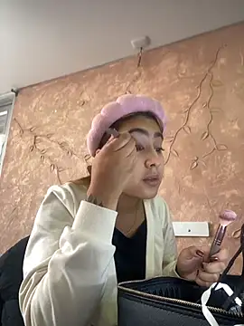 Miabonnett  online show from 12/04/25, 12:14