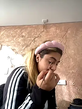 Miabonnett  online show from 12/05/25, 12:25