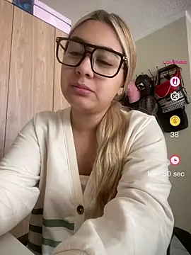 Snapshot of Miabonnett_ chatting on 05/05/26, 02:47 Miabonnett online show from 05/05/26, 02:47