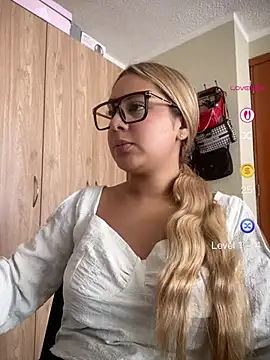 Snapshot of Miabonnett_ chatting on 05/08/26, 03:06 Miabonnett online show from 05/08/26, 03:06