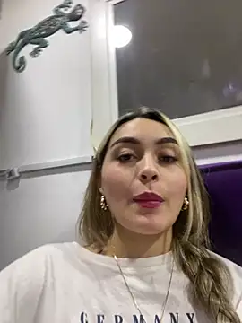 Snapshot of emma_oxford chatting on 12/17/24, 02:33 emma oxford online show from 12/17/24, 02:33