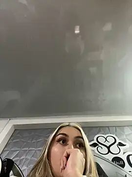 Snapshot of emma_oxford chatting on 01/24/25, 02:39 emma oxford online show from 01/24/25, 02:39