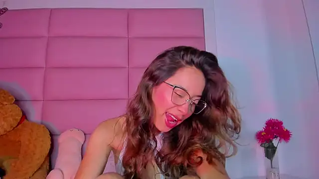 Snapshot of little-Emma chatting on 01/16/25, 03:23 little-Emma online show from 01/16/25, 03:23