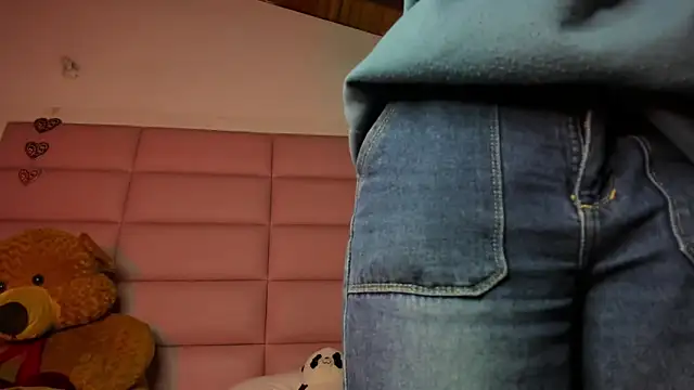 Snapshot of little-Emma chatting on 01/17/25, 03:12 little-Emma online show from 01/17/25, 03:12