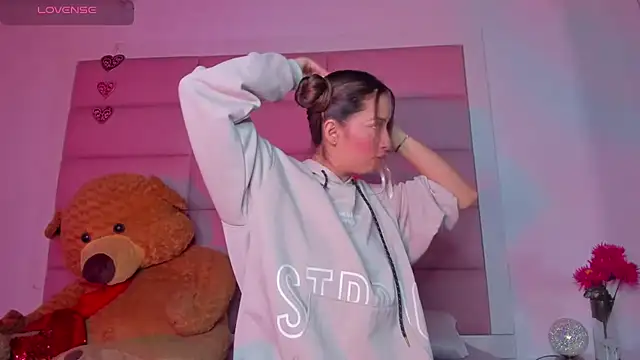 Snapshot of little-Emma chatting on 01/27/25, 03:15 little-Emma online show from 01/27/25, 03:15