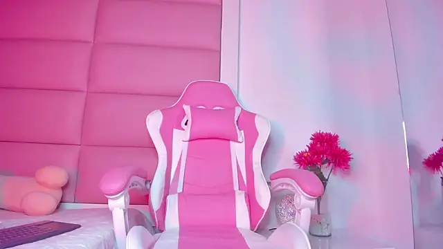 Snapshot of little-Emma chatting on 02/03/25, 03:20 little-Emma online show from 02/03/25, 03:20