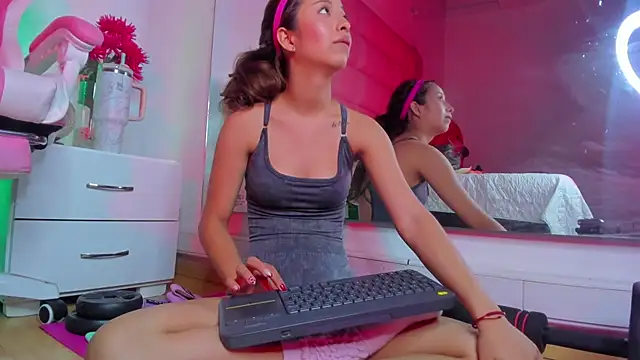 Snapshot of little-Emma chatting on 02/03/25, 09:30 little-Emma online show from 02/03/25, 09:30