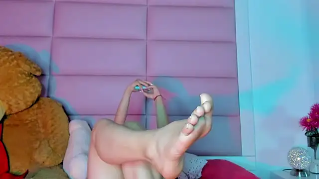 Snapshot of little-Emma chatting on 02/06/25, 03:06 little-Emma online show from 02/06/25, 03:06