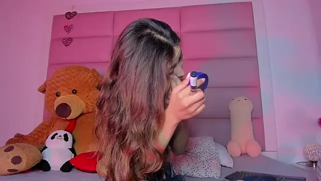 Snapshot of little-Emma chatting on 02/13/25, 03:29 little-Emma online show from 02/13/25, 03:29