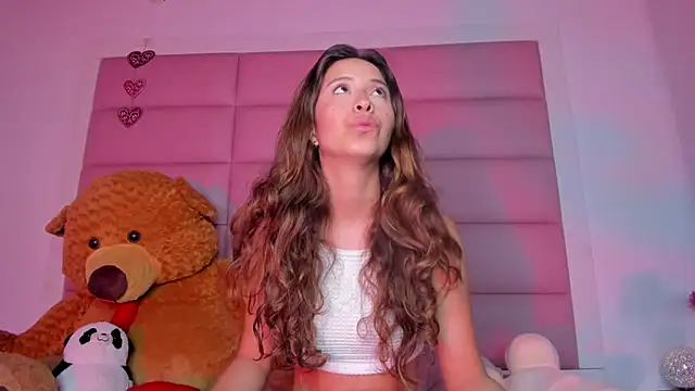 Snapshot of little-Emma chatting on 02/13/25, 06:30 little-Emma online show from 02/13/25, 06:30