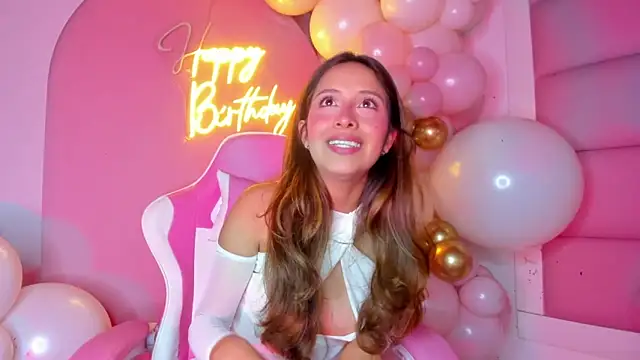 Snapshot of little-Emma chatting on 02/22/25, 09:23 little-Emma online show from 02/22/25, 09:23