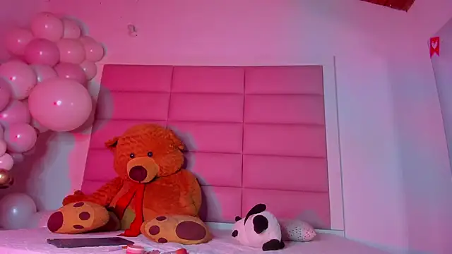 Snapshot of little-Emma chatting on 02/23/25, 03:35 little-Emma online show from 02/23/25, 03:35