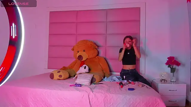 Snapshot of little-Emma chatting on 02/26/25, 03:10 little-Emma online show from 02/26/25, 03:10