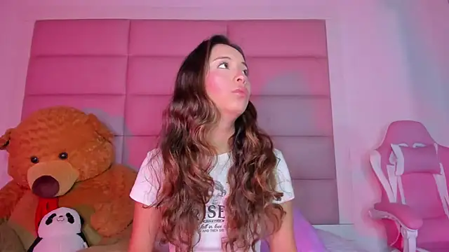 Snapshot of little-Emma chatting on 03/02/25, 03:13 little-Emma online show from 03/02/25, 03:13