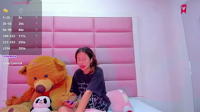 Snapshot of little-Emma chatting on 03/13/25, 03:11 little-Emma online show from 03/13/25, 03:11