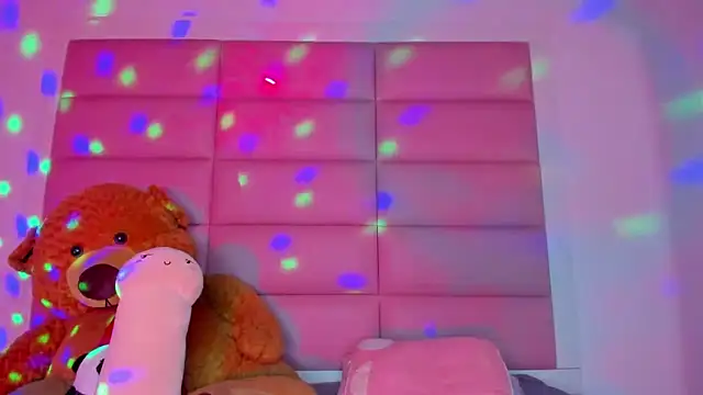 Snapshot of little-Emma chatting on 03/22/25, 03:09 little-Emma online show from 03/22/25, 03:09