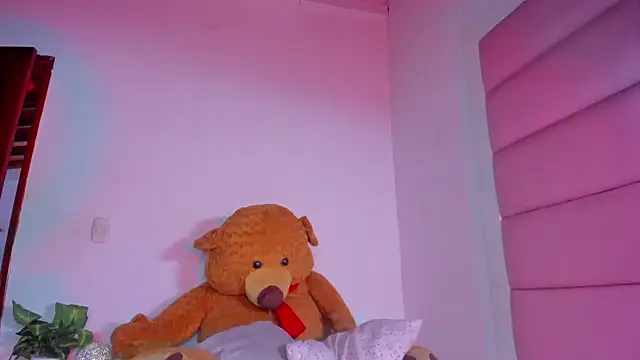 Snapshot of little-Emma chatting on 09/13/25, 03:17 little-Emma online show from 09/13/25, 03:17