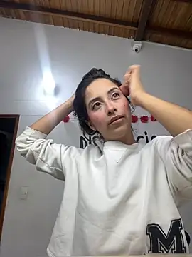 Snapshot of little-Emma chatting on 09/19/25, 02:46 little-Emma online show from 09/19/25, 02:46