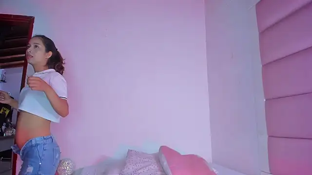 Snapshot of little-Emma chatting on 10/04/25, 03:15 little-Emma online show from 10/04/25, 03:15