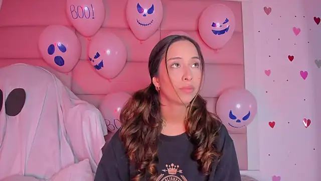 Snapshot of little-Emma chatting on 10/13/25, 12:21 little-Emma online show from 10/13/25, 12:21