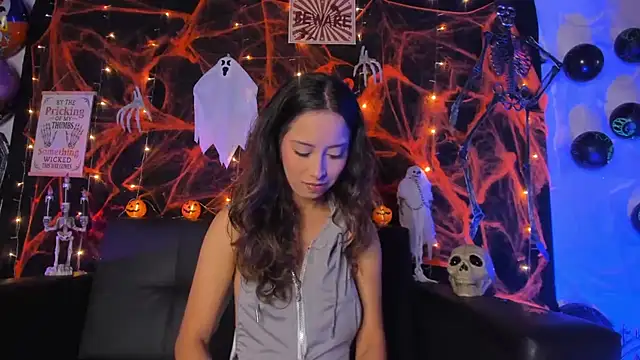 Snapshot of little-Emma chatting on 10/30/25, 11:16 little-Emma online show from 10/30/25, 11:16