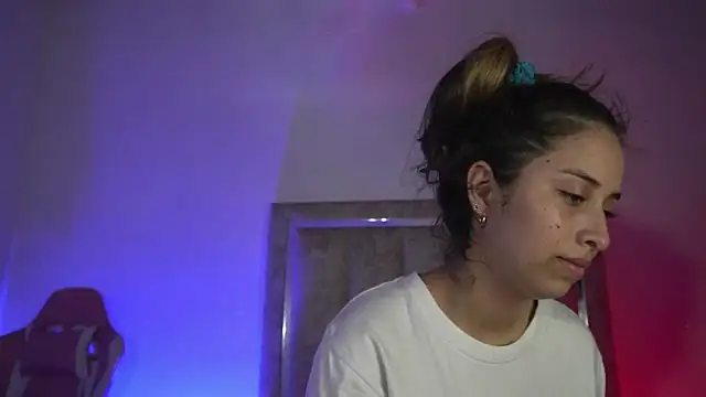 Snapshot of little-Emma chatting on 07/01/26, 11:26 little-Emma online show from 07/01/26, 11:26