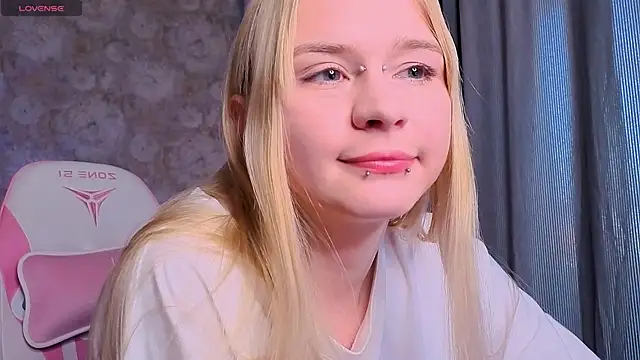 Snapshot of Milia_Parker chatting on 06/15/26, 04:20 Milia Parker online show from 06/15/26, 04:20